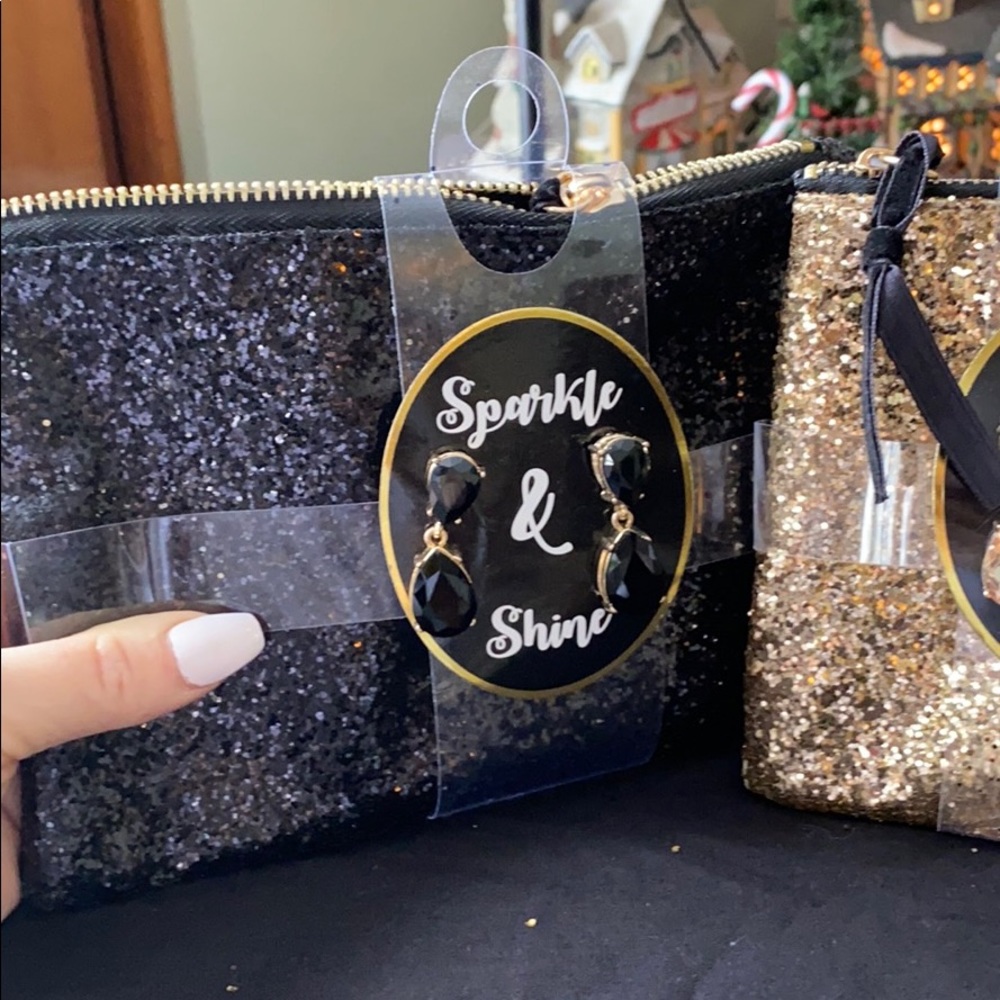 MUST BUNDLE Glitter make-up/jewelry bag w/ matching earrings